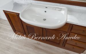 Mobile per bagno in legno di noce arte povera con lavello e marmo bianco di Carrara